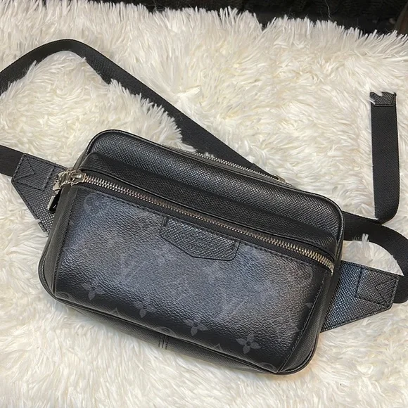 Pristine 100% Authentic Louis Vuitton Outdoor Bumbag in Noir - Picture 4 of 15